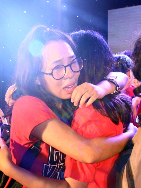 Những cái ôm được trao, những dòng nước mắt, những cái nấc nhẹ vang lên