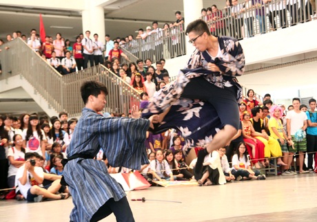 Với đề bài đất nước Nhật Bản, khối chuyên Lý truyền tải những văn hóa đặc trưng của đất nước này.