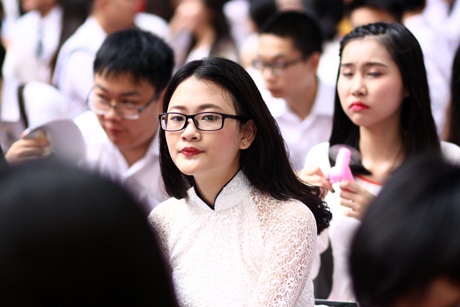 Nữ sinh Lomonoxop xinh xắn và duyên dáng trong tà áo dài