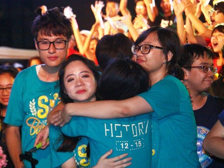 Những cô gái chuyên Văn “tỏa hồng” hát tặng thầy cô trong tiết mục mở màn lễ Bế giảng