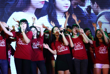 Những cô gái chuyên Văn “tỏa hồng” hát tặng thầy cô trong tiết mục mở màn lễ Bế giảng