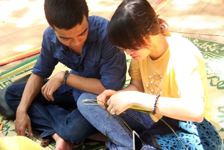 Đôi bạn trẻ cùng nhau học cách làm cào cào lá tre