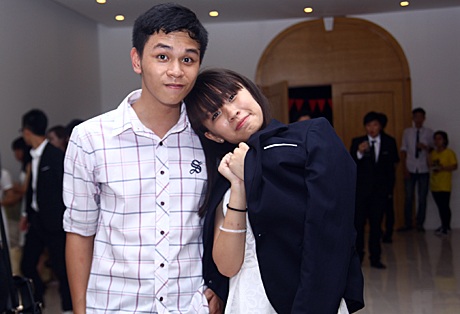 Trên nền nhạc sôi động, các teen chuyên Sư phạm cháy hết mình theo những điệu nhảy