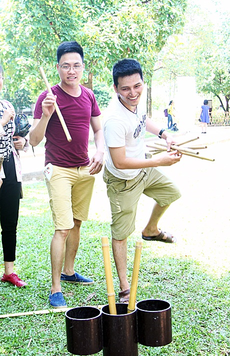 Hào hứng tập chơi trò ném lao