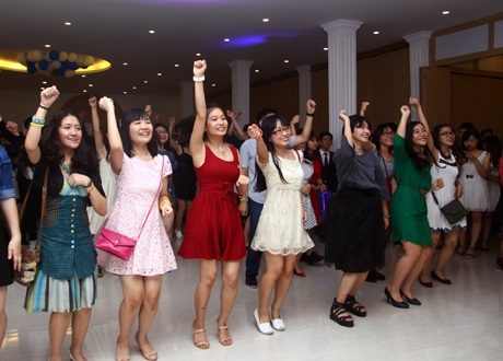 Trên nền nhạc sôi động, các teen chuyên Sư phạm cháy hết mình theo những điệu nhảy