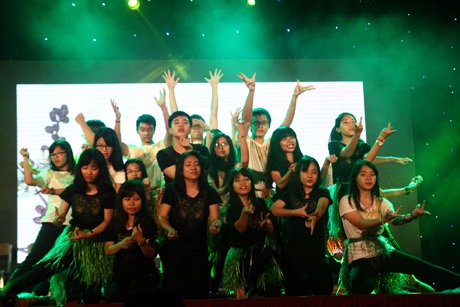 Tất cả đều cố gắng ôn lại những kỷ niệm vui buồn của quãng thời gian được cắp sách tới trường.