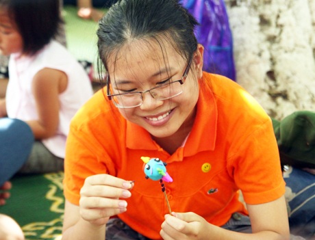 Hà Linh – sinh viên trường ĐH Văn Hóa thích thú tập làm tò he