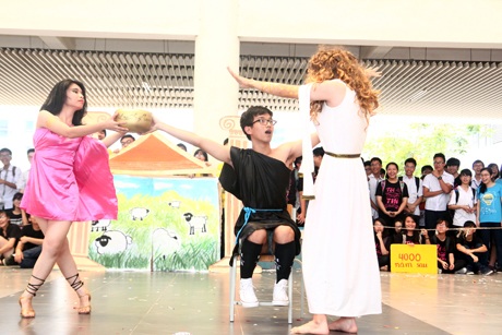 Khối chuyên Trung tái hiện vở kịch “Truyền thuyết quả táo vàng” trong thần thoại Hy Lạp