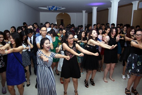  Cùng nhau thể hiện màn vũ đạo “cồng chiêng” vô cùng nhuần nhuyễn