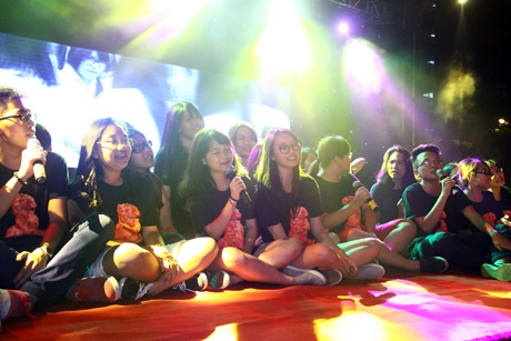 Tập thể lớp chuyên Trung mang đến màu sắc mới lạ cho đêm chia tay bằng bài hát tiếng Hoa.