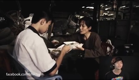 Xúc động clip về "bàn tay đẹp" của người mẹ lam lũ - 1 Hình ảnh cảm động về sự hi sinh của người mẹ khiến các TNV xúc động