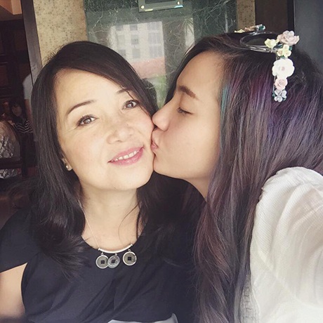 Những “hot girl” Việt thừa hưởng nhan sắc từ mẹ - 7 Mẹ của Mie Nguyễn có phong cách quý phái. Khuôn mặt Mie thừa hưởng nét chân mày và đôi mắt của mẹ