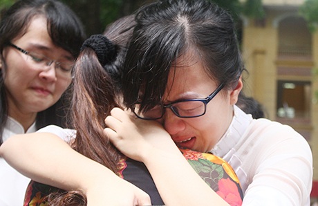 Những giọt nước mắt luyến tiếc tuổi ngây thơ, nhớ thương bạn bè và thầy cô