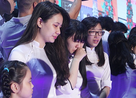 Học sinh THPT Phan Huy Chú nức nở khi nghe những lời dặn dò của cô giáo Hiệu trưởng