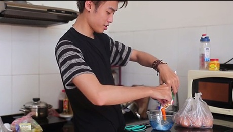 Clip chúc mừng sinh nhật hút ngàn lượt like của cặp đôi Hà thành - 2 Vương Anh thử làm bánh tặng bạn gái Quỳnh Anh nhân dịp sinh nhật cô