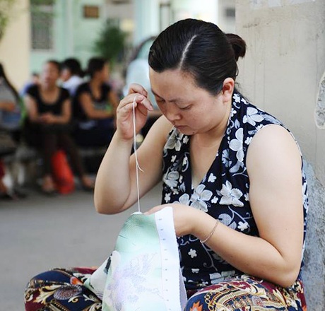 Hay tranh thủ thêu thùa như vị phụ huynh này.