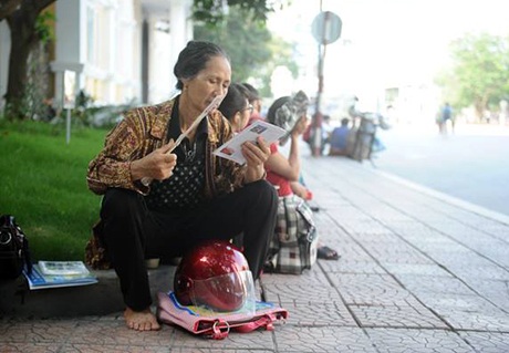 Những chiếc quạt tay là công cụ giải nhiệt của phụ huynh dưới cái nắng 40 độ C