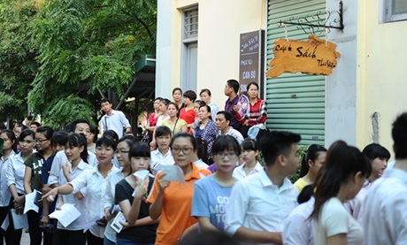 Thí sinh xếp hàng vào phòng làm bài đánh giá năng lực