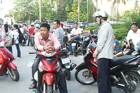 Phụ huynh khá căng thẳng khi tiễn con vào phòng thi