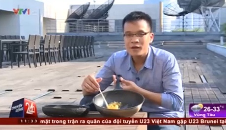 Clip: Rán chín trứng và thịt trong 1 giờ nắng nóng 40 độ ở Hà Nội - 1 Phóng viên VTV rán trứng và thịt bằng ánh nắng 40 độ