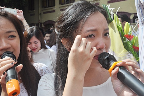 Những kỷ niệm cùng bạn bè và thầy cô khiến nữ sinh THPT Trần Phú rơi lệ