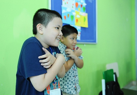 "Thần đồng" Đỗ Nhật Nam làm thầy giáo dạy tiếng Anh cho trẻ em - 5 Tạo nhiều trò chơi thú vị cho học trò nhỏ