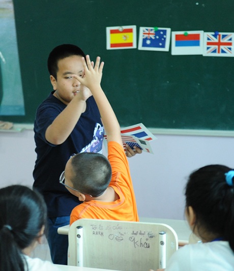"Thần đồng" Đỗ Nhật Nam làm thầy giáo dạy tiếng Anh cho trẻ em - 8 Đập tay với trò khi giải đúng câu đố