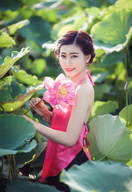 Nữ sinh Sư phạm khoe sắc tinh khôi bên hoa sen - 2 Mai Châm