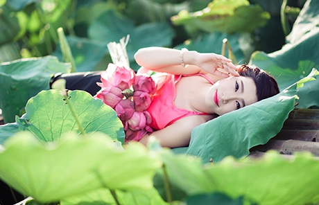 Nữ sinh Sư phạm khoe sắc tinh khôi bên hoa sen - 6 Mai Châm
