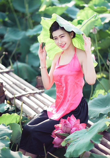 Nữ sinh Sư phạm khoe sắc tinh khôi bên hoa sen - 7 Mai Châm