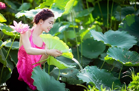 Nữ sinh Sư phạm khoe sắc tinh khôi bên hoa sen - 8 Mai Châm