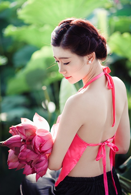 Nữ sinh Sư phạm khoe sắc tinh khôi bên hoa sen - 9 Mai Châm