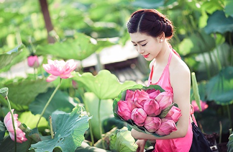 Nữ sinh Sư phạm khoe sắc tinh khôi bên hoa sen - 10 Mai Châm