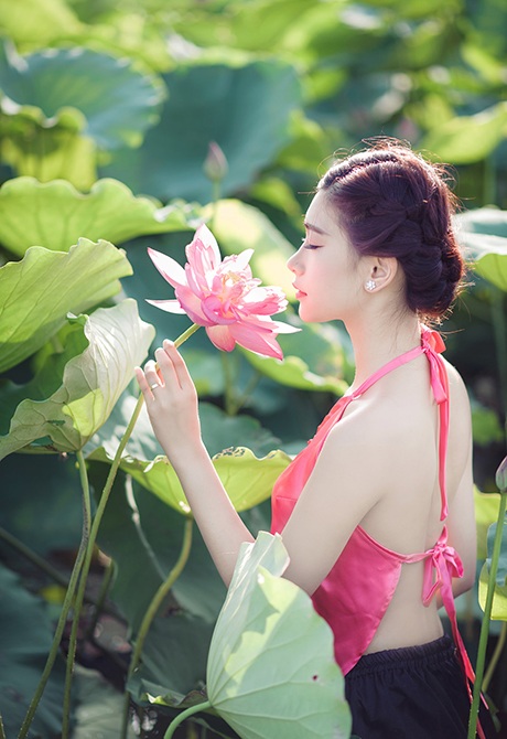 Nữ sinh Sư phạm khoe sắc tinh khôi bên hoa sen - 11 Mai Châm