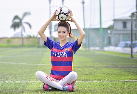 Fan nữ xinh xắn tung bộ ảnh mừng Barca vô địch Champions League - 1 Nữ sinh ĐH Công nghiệp yêu mến đội bóng Barcelona