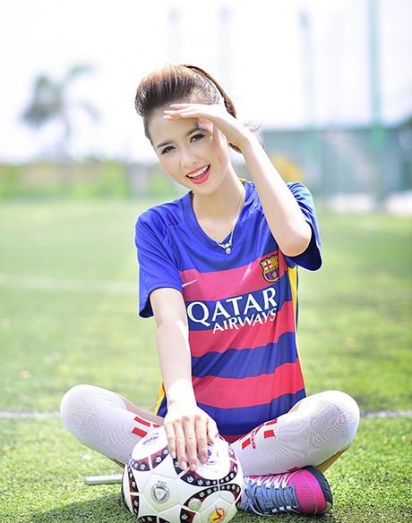 Fan nữ xinh xắn tung bộ ảnh mừng Barca vô địch Champions League - 2 Huyền Giang vẽ cả màu áo của Barcelona lên đuôi mắt
