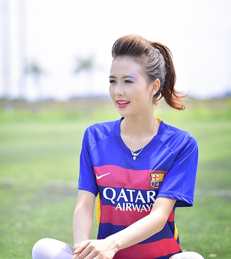 Fan nữ xinh xắn tung bộ ảnh mừng Barca vô địch Champions League - 4 Không chỉ có Barca, Giang rất thích môn bóng đá nói chung