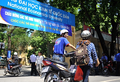 Tình nguyện mùa thi đi vào thực chất, từ bỏ chạy theo số lượng - 6 Không chỉ đưa đón thí sinh, TNV còn tận tình thăm hỏi, giúp đỡ thí sinh có hoàn cảnh khó khăn