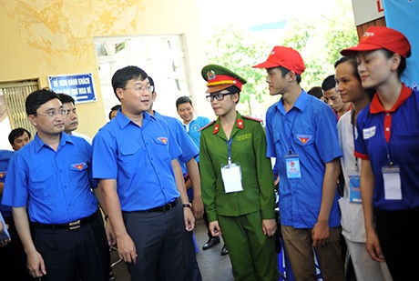 Tình nguyện mùa thi đi vào thực chất, từ bỏ chạy theo số lượng - 10 Anh Lê Quốc Phong căn dặn các bạn SV tình nguyện tại bến xe Giáp Bát