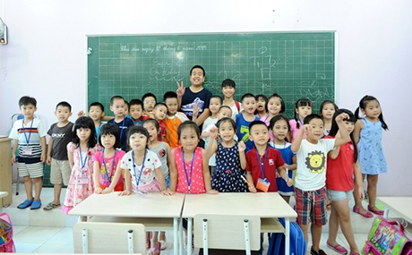 "Thần đồng" Đỗ Nhật Nam làm thầy giáo dạy tiếng Anh cho trẻ em - 10 Lớp học của Đỗ Nhật Nam và các học sinh nhí.