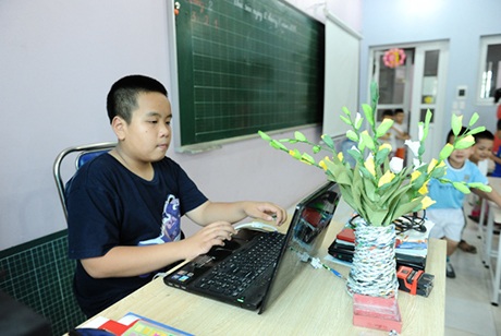 "Thần đồng" Đỗ Nhật Nam làm thầy giáo dạy tiếng Anh cho trẻ em - 2 Thầy giáo Nhật Nam nghiên cứu bài giảng