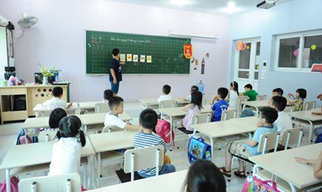 "Thần đồng" Đỗ Nhật Nam làm thầy giáo dạy tiếng Anh cho trẻ em - 1 Đỗ Nhật Nam vừa về Việt Nam nghỉ hè được vài ngày đã mở lớp dạy tiếng Anh miễn phí cho các em nhỏ.