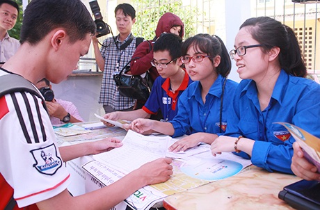 Đội xe ôm tình nguyện phục vụ ngay tại cổng trường thi sẵn sàng hỗ trợ liên tục