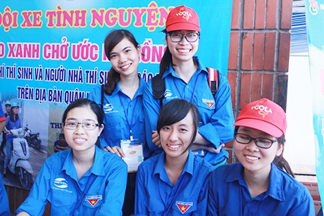 TNV hướng dẫn thí sinh tìm phòng thi trong ngày làm thủ tục dự thi