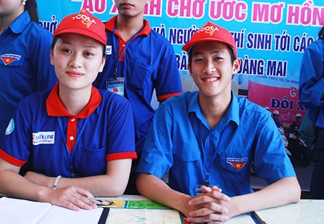 Anh Lê Quốc Phong căn dặn các bạn SV tình nguyện tại bến xe Giáp Bát