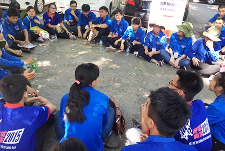 30 bạn trẻ quây quần ca hát xua tan đi mệt nhọc và nắng nóng