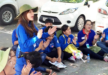 Cô bạn quảng ca của nhóm tình nguyện trường KTQD bắt cái