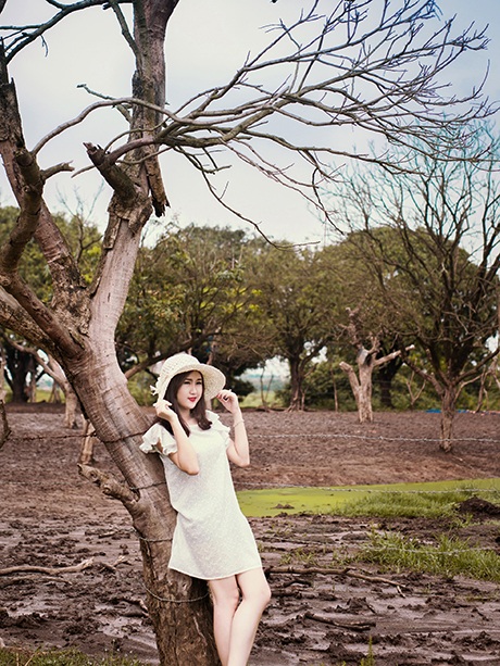 Bí quyết "bỏ túi” cho những bức ảnh đẹp ở “vương quốc bọ xít” - 9 Nhiếp ảnh và người mẫu phải lội bùn để có được bức ảnh đẹp trong vườn nhãn những ngày mưa
