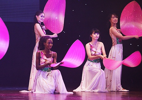 Gyimah Akua Attaa trong phần trình diễn múa sen mở màn chung kết Miss FU