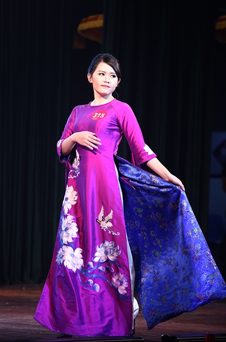 Trước đó là phần thi trình diễn áo dài của các thí sinh